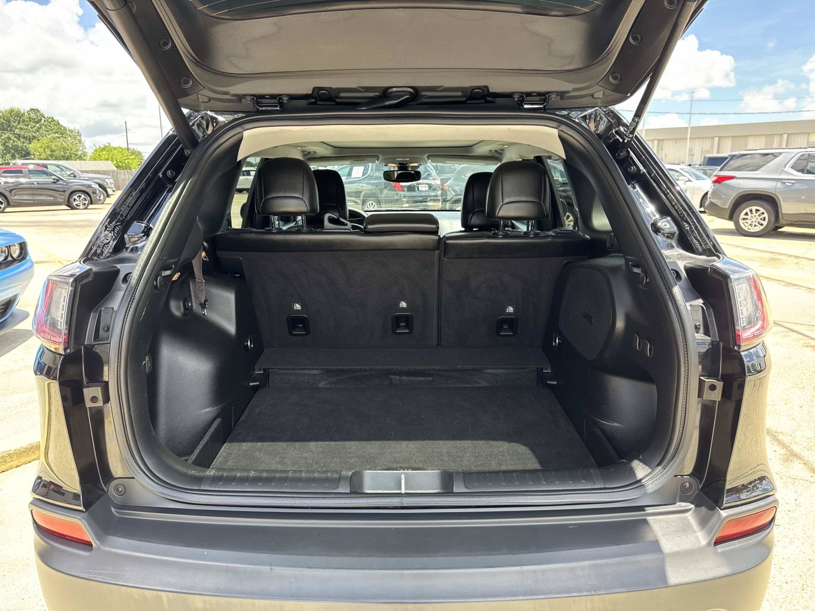 Used 2022 Jeep Cherokee Latitude Lux w/ Sun & Sound Group FWD image 8