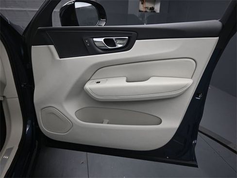 New 2025 Volvo XC60 B5 Core image 28
