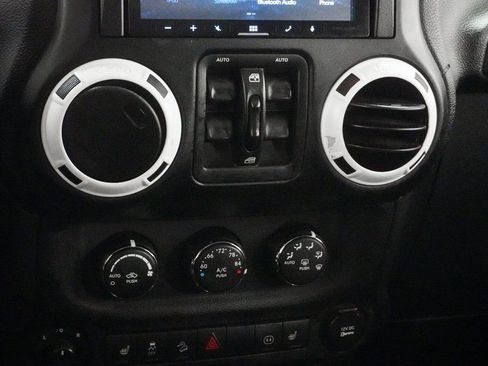 Used 2012 Jeep Wrangler Unlimited Sahara image 22