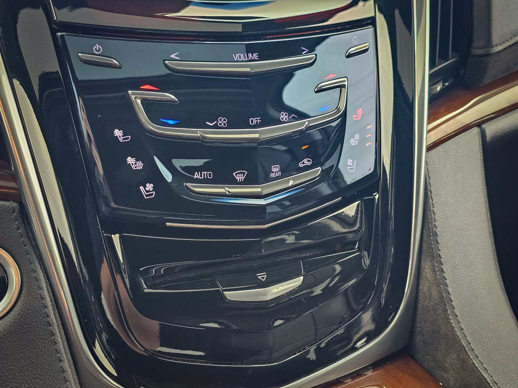 Used 2020 Cadillac Escalade Luxury w/ Escalade Sport Edition RWD image 29