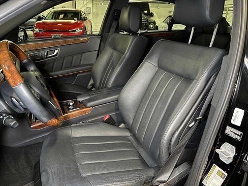 Used 2013 Mercedes-Benz E 550 4MATIC Sedan image 24