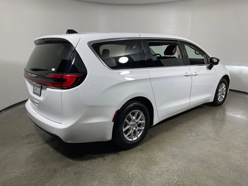 Used 2024 Chrysler Pacifica Touring-L image 3