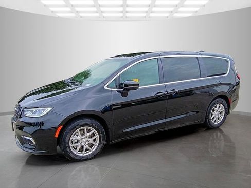 Used 2025 Chrysler Pacifica Select FWD image 4