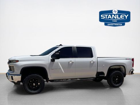 Used 2025 Chevrolet Silverado 2500 LT w/ Convenience Package AWD/4WD image 4