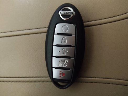 Used 2018 Nissan Rogue SV image 32