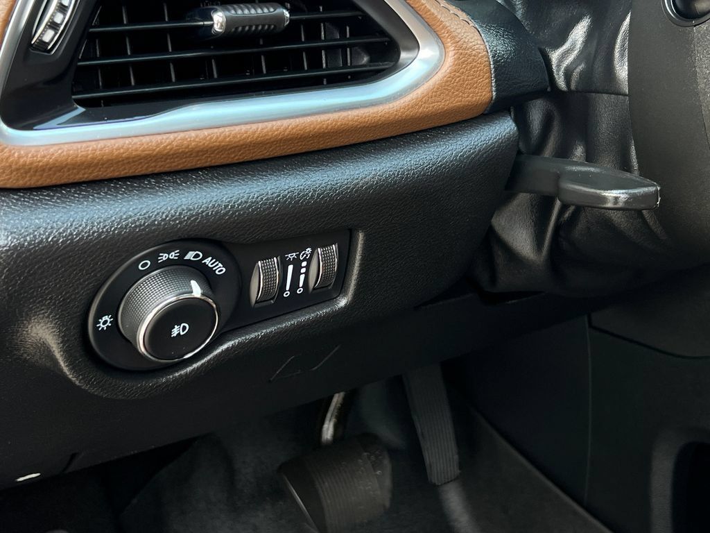 Used 2021 Chrysler Pacifica Limited w/ Uconnect Theater Family Group FWD image 9