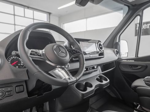 Used 2025 Mercedes-Benz Sprinter 2500 image 7