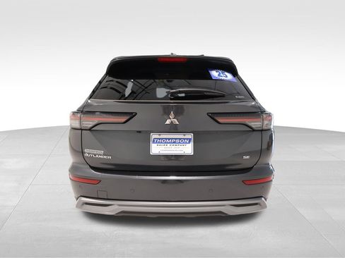 Used 2025 Mitsubishi Outlander SE AWD/4WD image 3