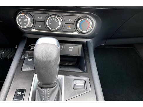 Used 2025 Nissan Kicks SV image 27