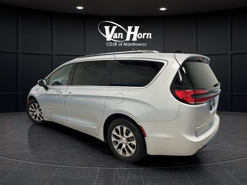 Used 2023 Chrysler Pacifica Pinnacle FWD image 5