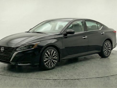 Used 2025 Nissan Altima 2.5 SV image 3