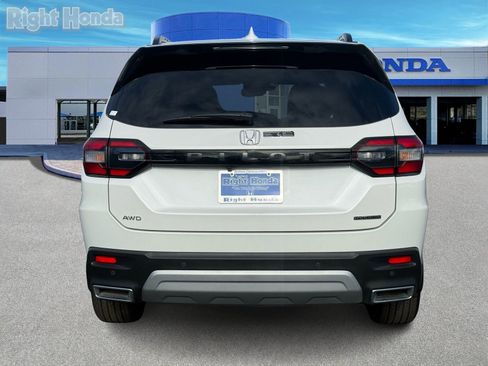 Certified 2025 Honda Pilot Touring image 7