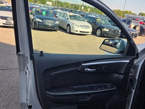 Used 2011 Chevrolet Traverse LT w/ Personal Connectivity Package image 10