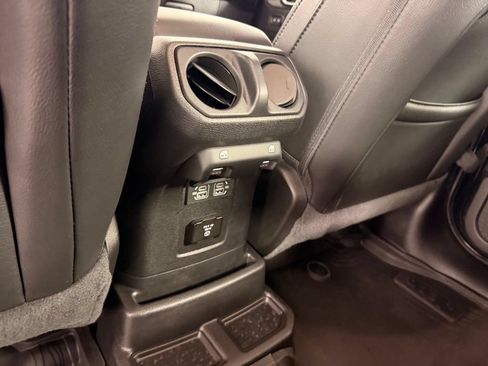 Used 2022 Jeep Wrangler Unlimited Sahara AWD/4WD image 28