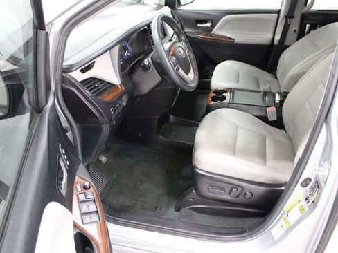 Used 2017 Toyota Sienna Limited FWD image 14