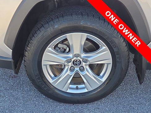 Used 2021 Toyota RAV4 XLE w/ Convenience Package image 7