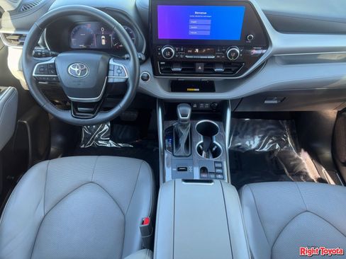 Used 2024 Toyota Highlander Platinum image 15