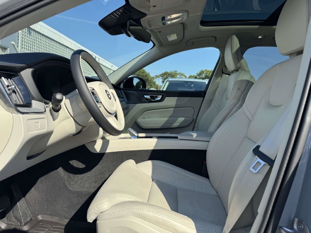 Used 2025 Volvo XC60 B5 Ultra w/ Protection Package Premier AWD/4WD image 13