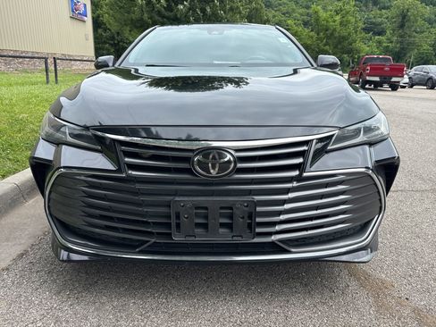 Used 2019 Toyota Avalon Limited FWD image 2