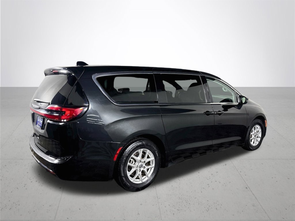Used 2023 Chrysler Pacifica Touring-L FWD image 6