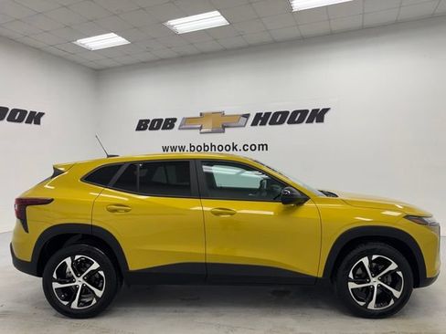 Used 2024 Chevrolet Trax RS w/ Sunroof Package FWD image 4