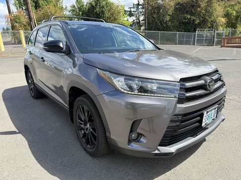 Used 2019 Toyota Highlander SE w/ Nightshade Edition AWD/4WD image 7