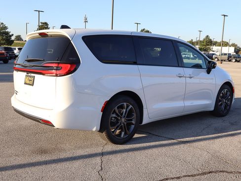 New 2026 Chrysler Pacifica Select image 5