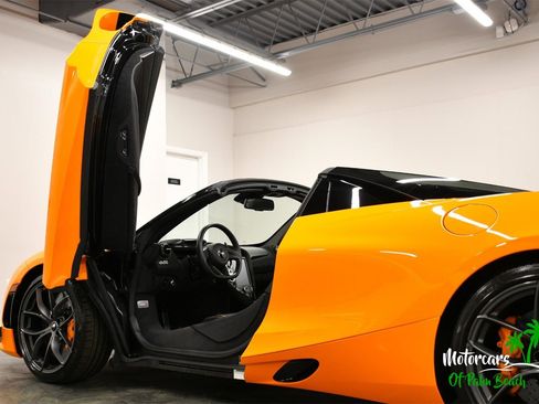 Used 2023 McLaren 720S Spider image 25