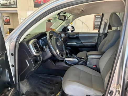 Used 2016 Toyota Tacoma SR5 w/ SR5 Appearance Package (SN) image 12