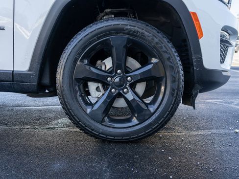 Used 2023 Jeep Grand Cherokee Limited w/ Black Appearance Package image 11