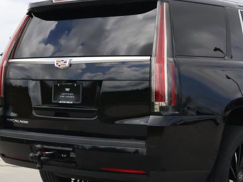 Used 2018 Cadillac Escalade Luxury image 11