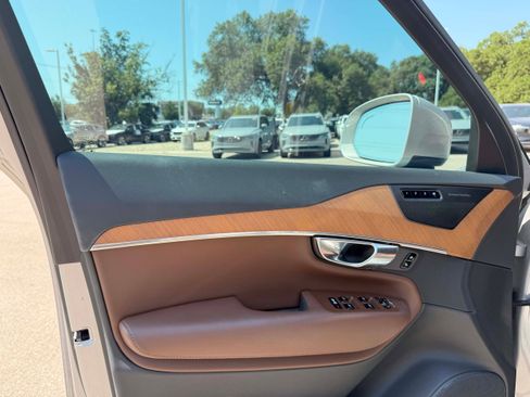Certified 2025 Volvo XC90 T8 Plus w/ Protection Package Premier image 9