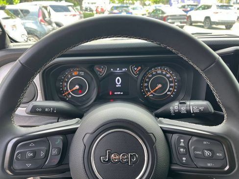 Used 2025 Jeep Wrangler Unlimited Sport AWD/4WD image 26