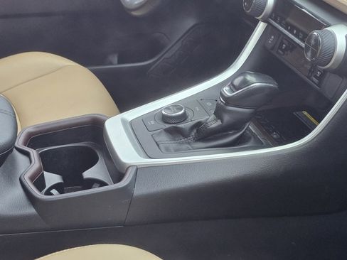 Used 2020 Toyota RAV4 Limited image 18