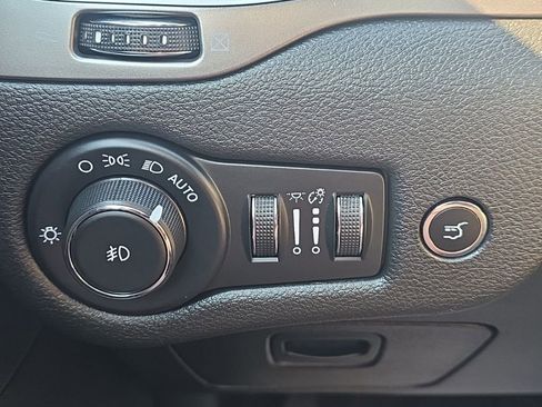 Used 2019 Jeep Cherokee Limited w/ Technology Group AWD/4WD image 23