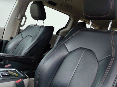 Used 2019 Chrysler Pacifica Touring-L Plus w/ Tire & Wheel Group FWD image 9
