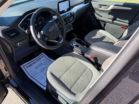 Used 2022 Ford Escape SE w/ Cold Weather Package image 2