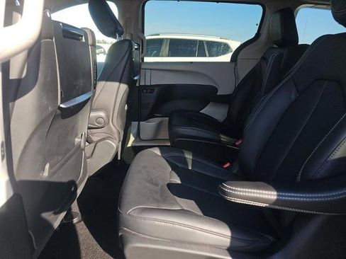 Used 2024 Chrysler Pacifica Limited w/ Uconnect Theater Family Group FWD image 4