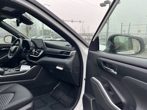 New 2026 Toyota Highlander XSE image 17