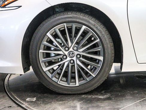 Used 2025 Lexus ES 300h w/ Premium Package FWD image 9
