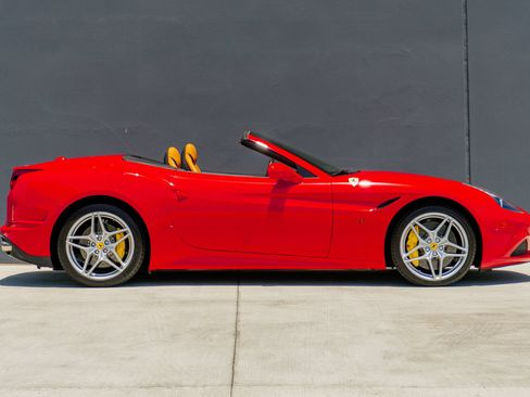 Used 2016 Ferrari California T RWD image 7