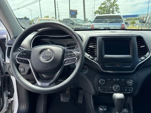 Used 2019 Jeep Cherokee Latitude w/ Popular Appearance Group AWD/4WD image 16