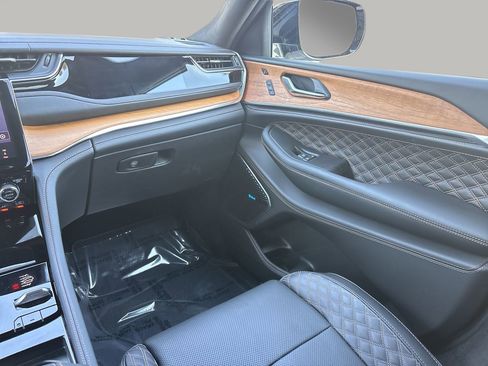 Used 2025 Jeep Grand Cherokee Summit image 16