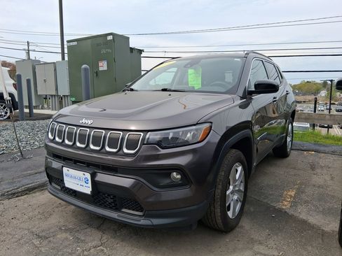 Certified 2022 Jeep Compass Latitude w/ Mopar Graphics Package AWD/4WD image 4