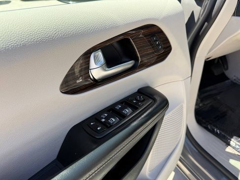 Used 2023 Chrysler Pacifica Limited FWD image 33