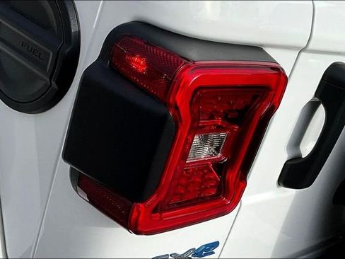 Used 2021 Jeep Wrangler Unlimited Sahara image 29