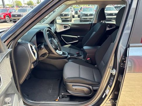 Used 2025 Kia Soul LX FWD image 9