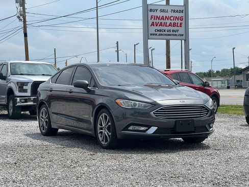 Used 2017 Ford Fusion SE w/ Equipment Group 601A FWD image 1