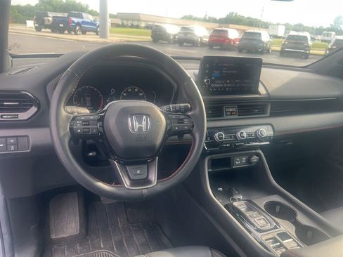 Used 2025 Honda Pilot TrailSport image 13