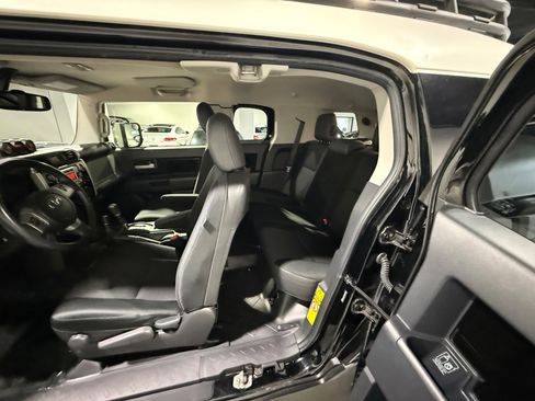 Used 2014 Toyota FJ Cruiser 4WD image 35